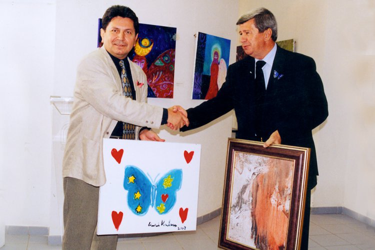 Minister zahraničných vecí Eduard Kukan sa zapojil do projektu Namaľuj si svojho motýľa.